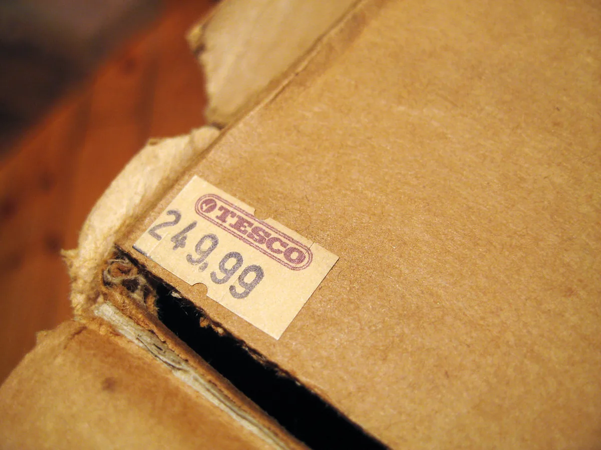 Etiqueta de preço em peça de roupa pendurada na arara de uma loja de moda